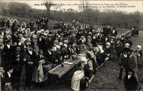 Ak Lorient Morbihan, Festveranstaltung, Menschenmenge, traditionelle Kleidung, lange Tische, länd