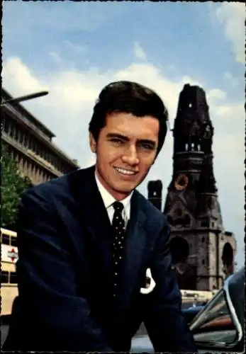 Ak Schauspieler und Musiker Rex Gildo, vor der Gedächtniskirche in Berlin