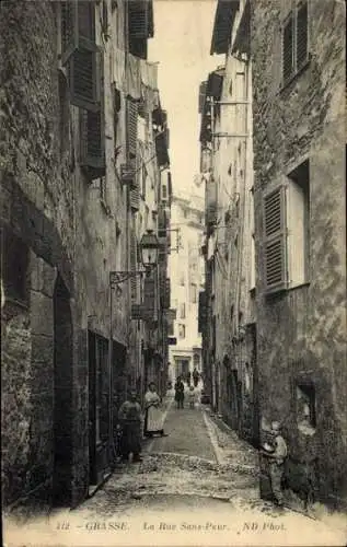 Ak Grasse Alpes Maritimes, Enge Gasse, Alte Gebäude, Wäsche hängt, Menschen, Straßenszene