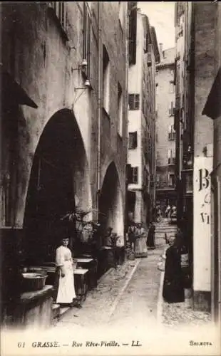 Ak Grasse Alpes Maritimes, Menschen auf der Straße, enge Gassen,  Architektur
