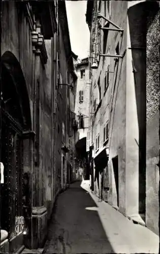 Ak Grasse Alpes Maritimes, Eng passierte Straße, alte Gebäude, Schatten, Schwarz-Weiß Fotografie