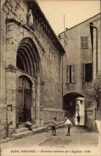 Ak Grasse Alpes Maritimes, Eingang zur Kirche, schmale Straße,  Gebäude, alte Architektur