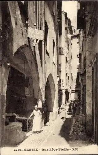 Ak Grasse Alpes Maritimes, Gassenansicht, Boucherie de Baddo, Häuserzeilen, Leute