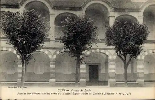 Ak Sens Yonne, Arcaden des Lyzeums, Gedenktafeln für gefallene Schüler, 1914-1918
