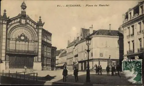 Ak Auxerre Yonne, Historisches Gebäude, Platz du Marché, Menschen auf der Straße, Stadtansicht