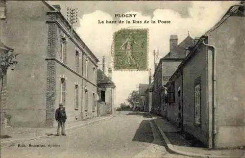 Ak Flogny la Chapelle Yonne, Alter Straßenzug, Mann auf der Straße,  Ansicht, 