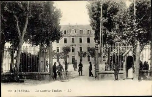 Ak Auxerre Yonne, La Caserne Vauban, Gebäude, Personen, Tor, Bäume