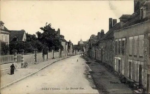 Ak Héry Yonne, Straße mit Häusern, Fahrrad, Mensch, Bäume, schöne Architektur