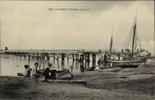 Ak La Faute Vendée, Brücke, Schiff, Ufer