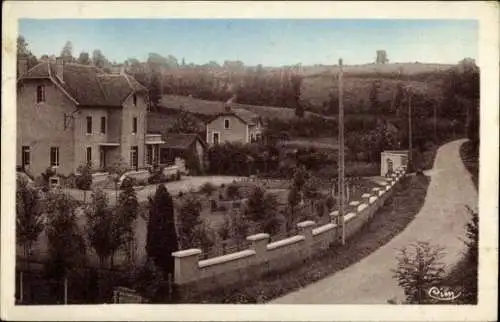 Ak Bert Allier, Landschaftsaufnahme, mehrere Häuser, Garten, Straße