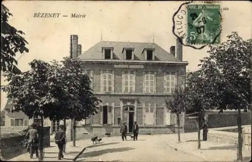 Ak Bézenet Allier, Gebäude der Mairie, 4 Personen, Bäume,  