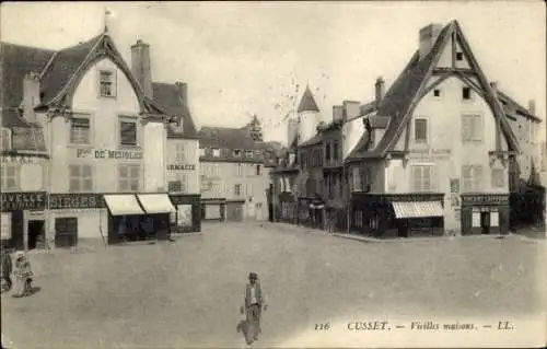 Ak Cusset Allier, Vorderseite zeigt alte Häuser, Straßenszene,  Architektur, nstil