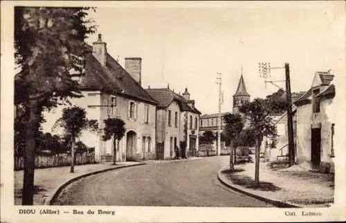 Ak Diou Allier, Dorfstraße mit Häusern, Kirchturm im Hintergrund, Bäume