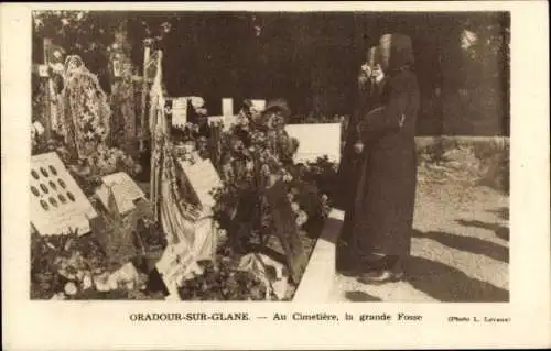 Ak Oradour sur Glane Haute Vienne, Au Cimetiere, la grande Fosse, Frauen am Grab, Friedhof