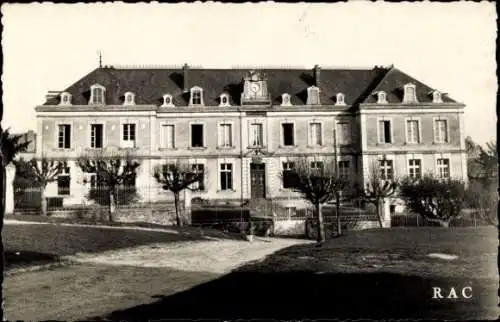 Ak Bellac Haute Vienne, Historisches Gebäude, große Fenster, Parkanlage, Uhr am Dach