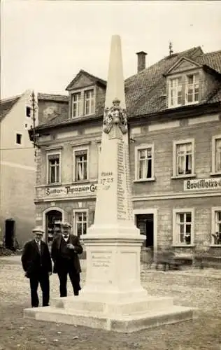 Foto Ak Elstra in der Oberlausitz Sachsen, Zwei Männer, Denkmal, Geschäft