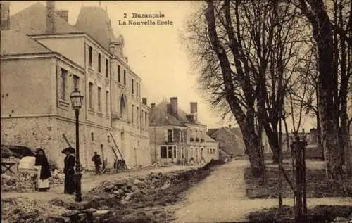 Ak Buzançais Indre, 2  La Nouvelle Ecole,  Gebäude, Straße mit Bäumen