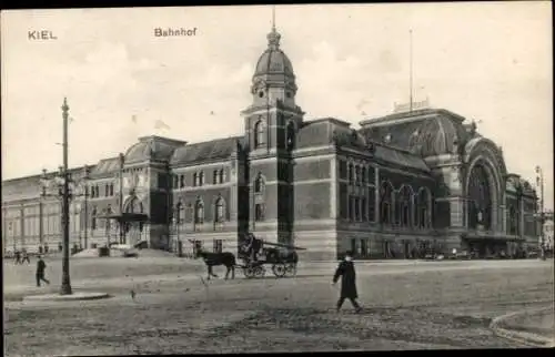 Ak Kiel, Bahnhof  s Gebäude, Pferdewagen, Personen, Stadtansicht