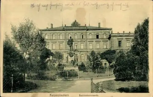 Ak Kaiserslautern in der Pfalz, Kaiserliches Gebäude, Statue, Park, Schriftzug "Bezirkskommando"