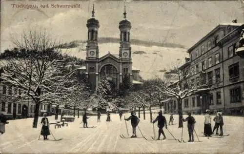 Ak Todtnau im Schwarzwald, Schneelandschaft, Kirche, Häuser, Menschen auf Skiern
