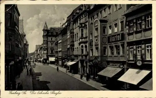 Ak Freiberg in Sachsen, Straße mit Häusern, Geschäften, Personen, alte Architektur