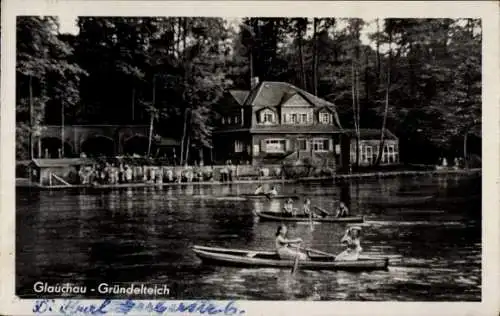 Ak Glauchau in Sachsen, Glauchau-Gründelteich, Bootsausflug, mehrere Personen, Wasser, Gebäude