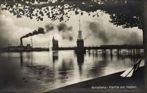 Ak Konstanz am Bodensee, Schwarz-Weiß Aufnahme, Hafen, Dampfschiff, Wasserturm, Architektur