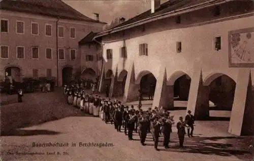Ak Berchtesgaden in Oberbayern, Bauernhochzeit, traditionelle Trachten, festliche Umzug,  Atmosph