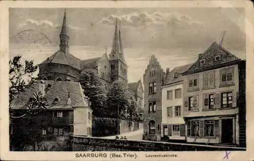 Ak Saarburg an der Saar Bezirk Trier, Laurentiuskirche, alte Gebäude,  Stadtansicht, Schwarz-Weiß
