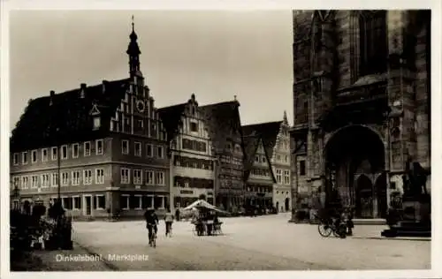 Ak Dinkelsbühl in Mittelfranken, Marktplatz in   Gebäude, Fahrradfahrer, Marktbude