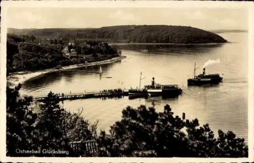 Ak Glücksburg an der Ostsee, Ostseebad  Strandboden, Schiffe im Wasser, Wald, Landschaft