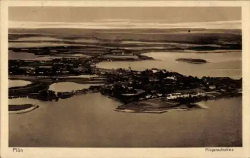 Ak Plön am See Holstein, Luftaufnahme, Stadtansicht, Seenlandschaft, Schwarz-Weiß-Bild
