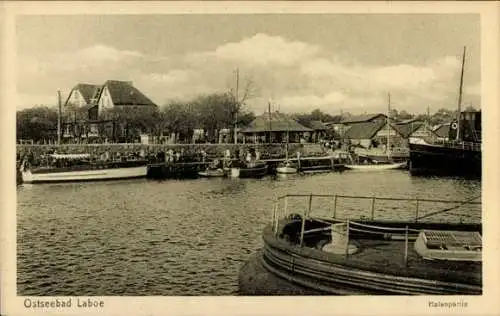 Ak Ostseebad Laboe, Ostseebad  Halenpartie, Boote am Wasser, Ansammlung von Menschen
