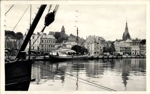 Ak Flensburg in Schleswig Holstein, Schiffsansicht, Hafen, Stadt mit Kirche, Schwarz-Weiß-Foto