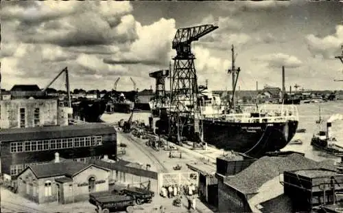 Ak Flensburg in Schleswig Holstein, Hafenansicht, Schiffe, Werftkran, Industriegebäude