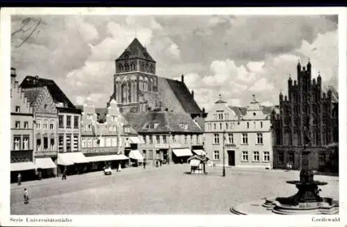 Ak Hansestadt Greifswald, Marktplatz,  Gebäude, hohe Türme, schwarz-weiß, Universitätsstadt
