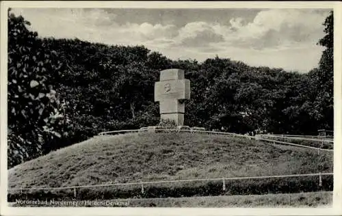 Ak Nordseebad Norderney Ostfriesland, Helden-Denkmal, Betonsäule, umgeben von Bäumen, Landschaft