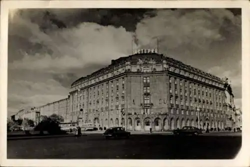Ak Sankt Petersburg Russland, Gebäude "Astoria", Wolken, Autos, Schwarz-Weiß