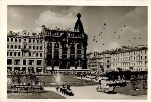 Ak Leningrad Sankt Petersburg Russland, Park mit Brunnen, Gebäude mit Schriftzug, Menschen, Vögel