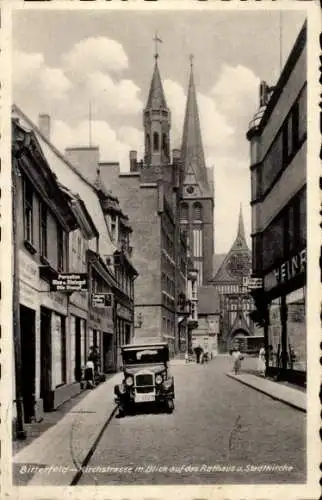 Ak Bitterfeld in Sachsen Anhalt, Blick auf Rathaus, Stadtkirche, Kirchstraße, vintage Auto, HEINE