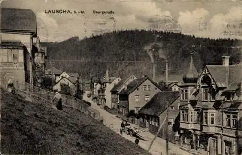 Ak Lauscha in Thüringen , Straße mit Häusern, leichte Hanglage, Bäume im Hintergrund,  Architektu