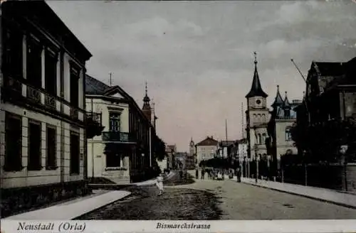 Ak Knau Neustadt an der Orla Thüringen, Bismarckstraße,  Gebäude, ruhige Straße, leichte Farbgebu