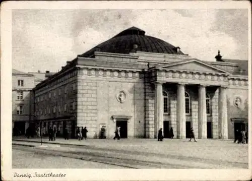 Ak Gdańsk Danzig, Staats theater in  r Gebäudestil, Menschen auf der Straße