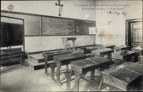 Ak Borsbeek Flandern Antwerpen, Klassenzimmer mit Holzschreibtischen, Tafel, Kre cross, Atmosphär