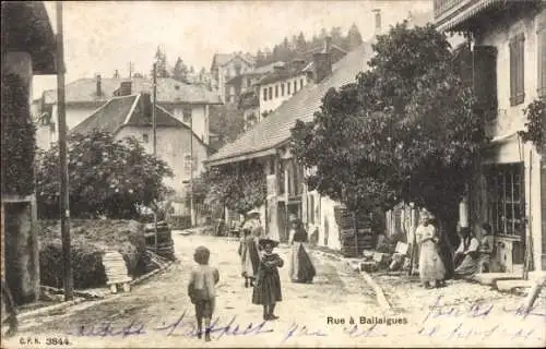 Ak Ballaigues Kanton Waadt, Straße in  alte Gebäude, Kinder, Frauen in traditioneller Kleidung