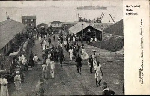 Ak Freetown Sierra Leone, The Landing Stage,  Menschenmenge, Schiffe im Hintergrund