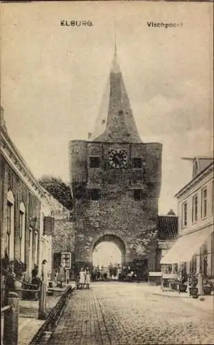 Ak Elburg Gelderland, Vischpoort, Stadttor, Menschen auf der Straße,  Stadtansicht