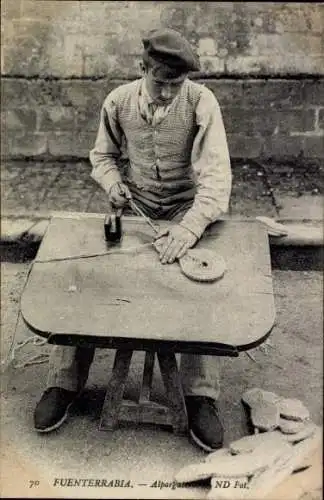 Ak Hondarribia Fuenterrabia Baskenland, Mann beim Arbeiten, Tisch, Handwerk, Alpargater ND Fot