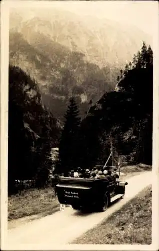 Ak Mariazell Steiermark, Oldtimer mit Passagieren auf Bergstraße, Naturkulisse, Hotel Surböck, 