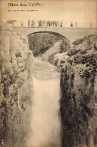 Ak Trollhättan Schweden, Brücke, Wasserfall, Touristen, Schwarz-Weiß-Foto